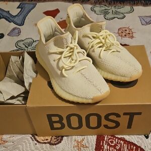 Yeezy Boost 350 V2 in Cream White